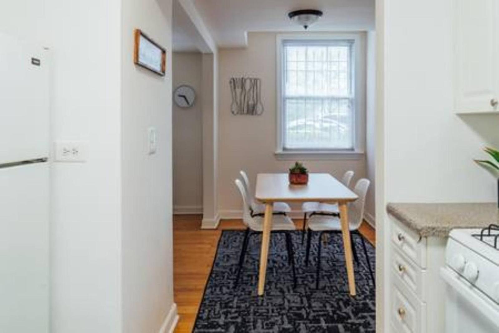 Cozy, Stylish 2BR Apt near O'Hare Int'l Airport C2 Main image 1